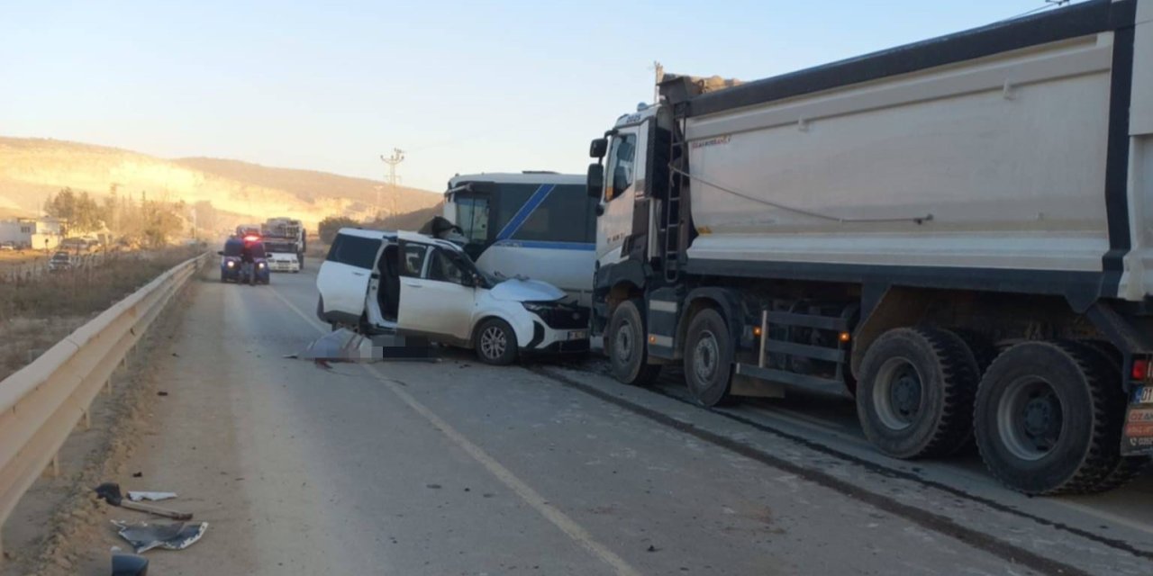 Hafif Ticari Araçla Minibüs Çarpıştı: 1 Ölü