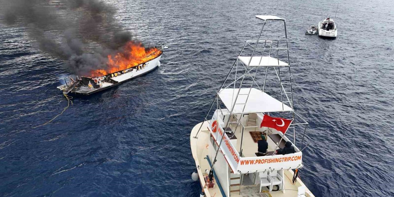 Kalkan Açıklarında Lüks Teknenin Alev Alev Yandığı Anlar Dronla Görüntülendi