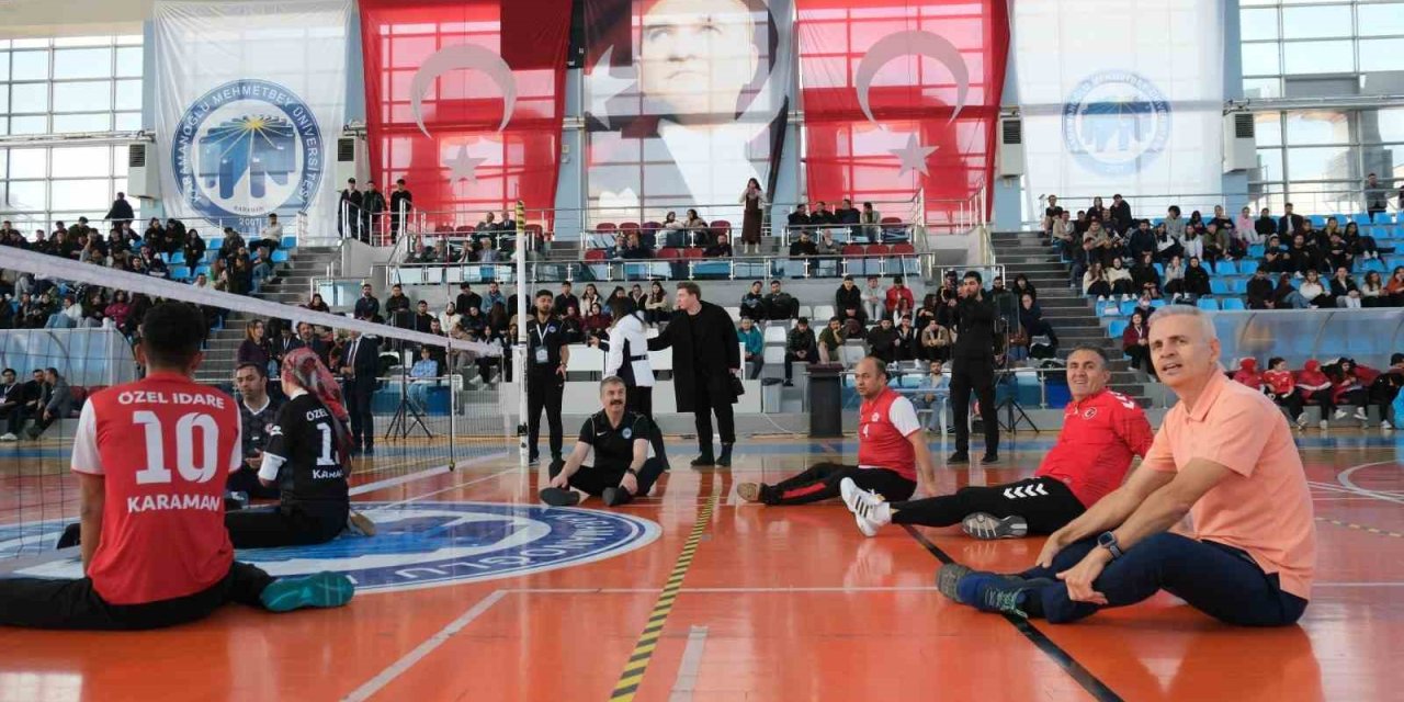 Karaman’da 3 Aralık Dünya Engelliler Günü’nde Protokol Voleybol Oynadı