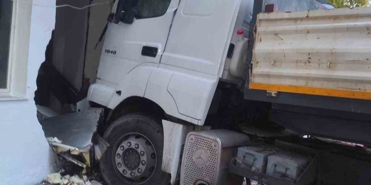 Freni Boşalan Tır, Direk Ve Otomobile Ardından Fırına Çarptı: 5 Keçi Telef Oldu