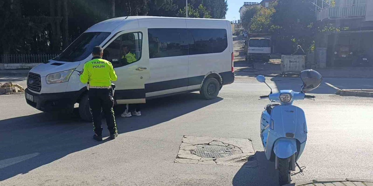 Manavgat’ta Minibüsle Çarpışan Motosikletli Yaralandı