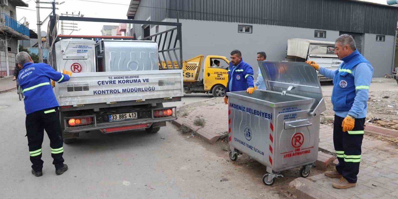 Akdeniz Belediyesi Yeni Çöp Konteynerini Mahallelere Yerleştiriyor