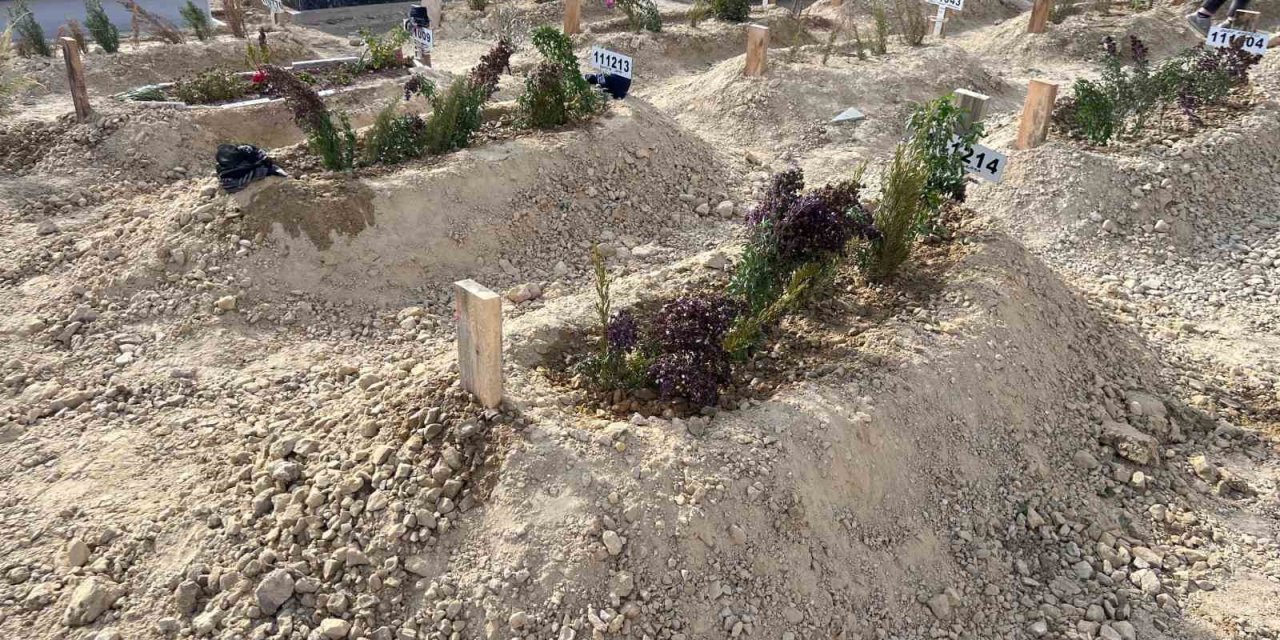 Mersin’de Komşusu Tarafından Öldürülen Anne Ve Oğlu Toprağa Verildi