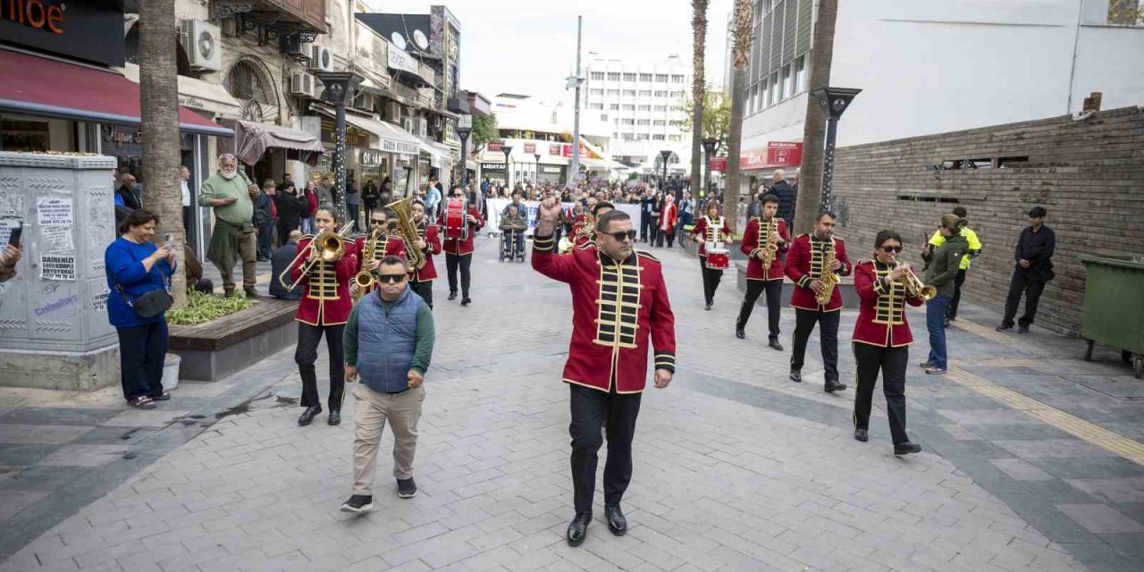 Mersin’de Farkındalık Yürüyüşü Düzenlendi