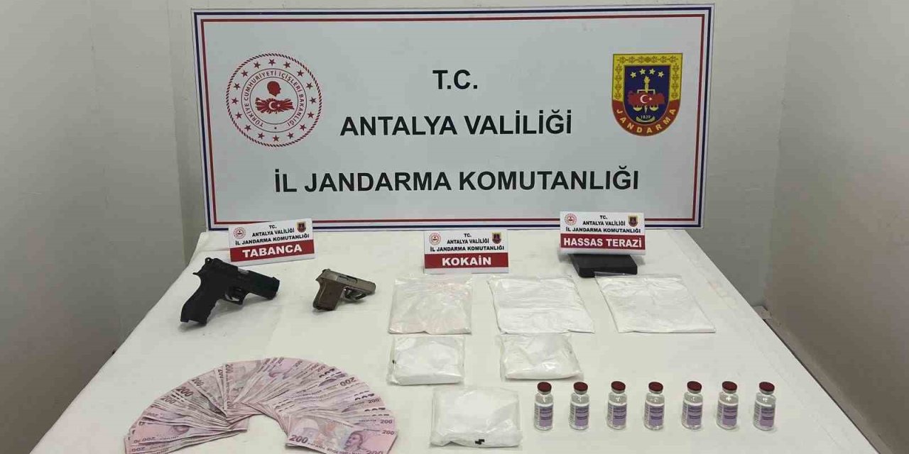 Antalya’da Jandarmadan 3 Eve Uyuşturucu Baskını