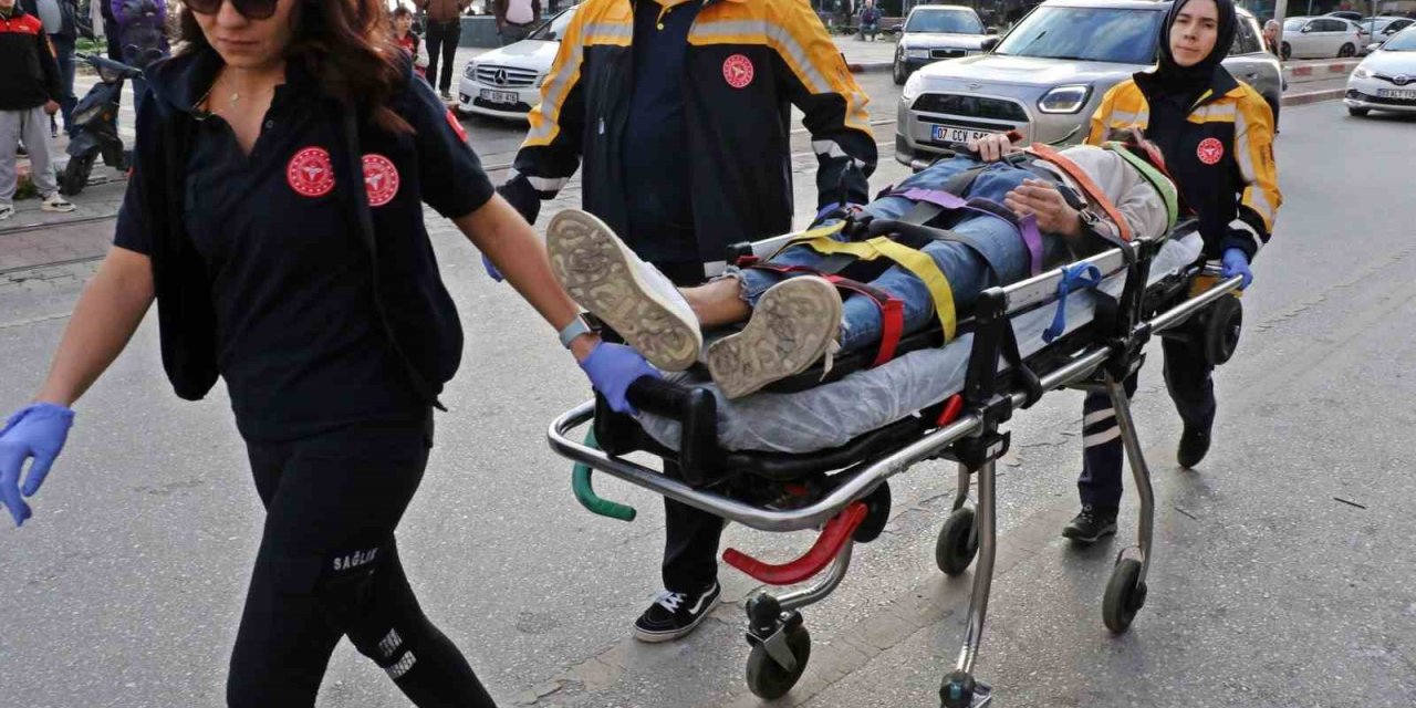 Taksi İle Çarpışan Motosikletli Gençler Metrelerce Sürüklendi