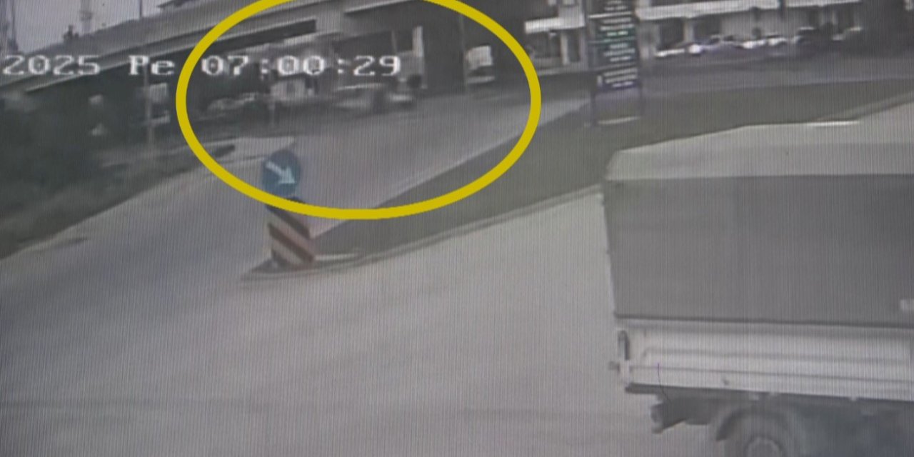 Hafif Ticari Aracın Çarptığı Yaya Yola Savruldu, Kaza Anı Güvenlik Kamerasına Yansıdı