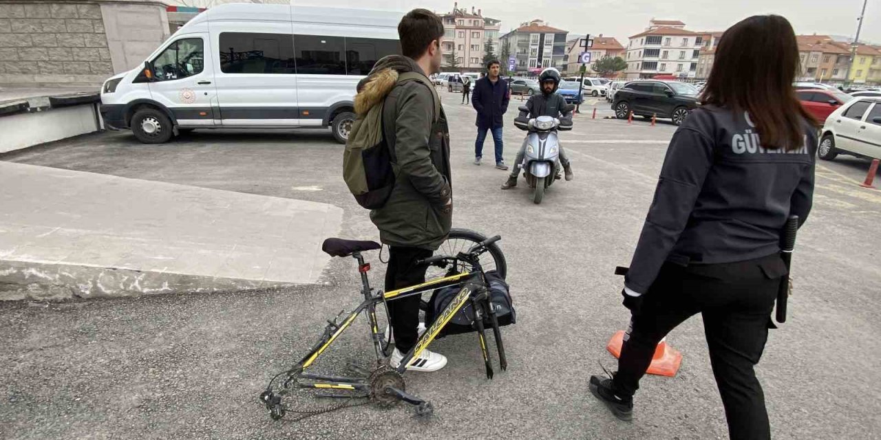 Bisikletin Kilidini Açamayınca Tekerini Söküp Çaldılar