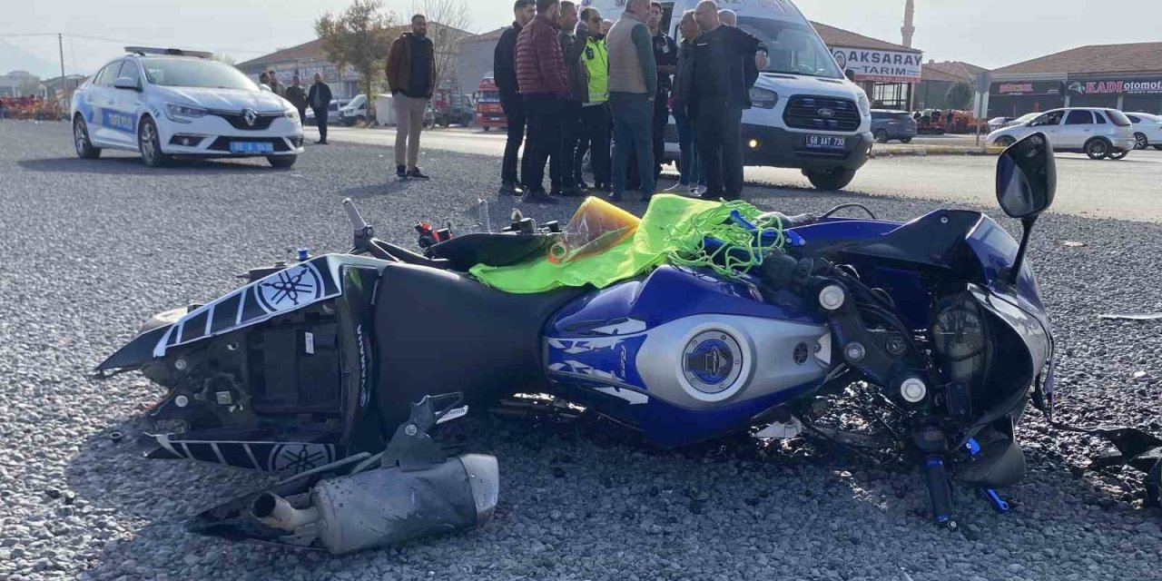 Otomobille Çarpışan Motosikletli Yaralandı