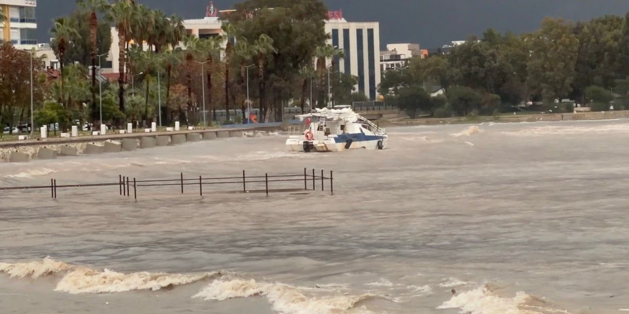 Finike’de Fırtına Sebebiyle Tekne Kıyıya Sürüklendi, Denizin Rengi Çamura Döndü