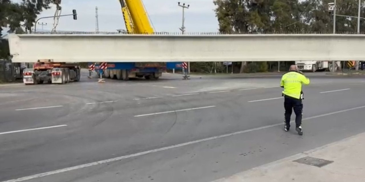 Tonlarca Ağırlıktaki Beton Blok Taşıyan Tırın Tekeri Koptu