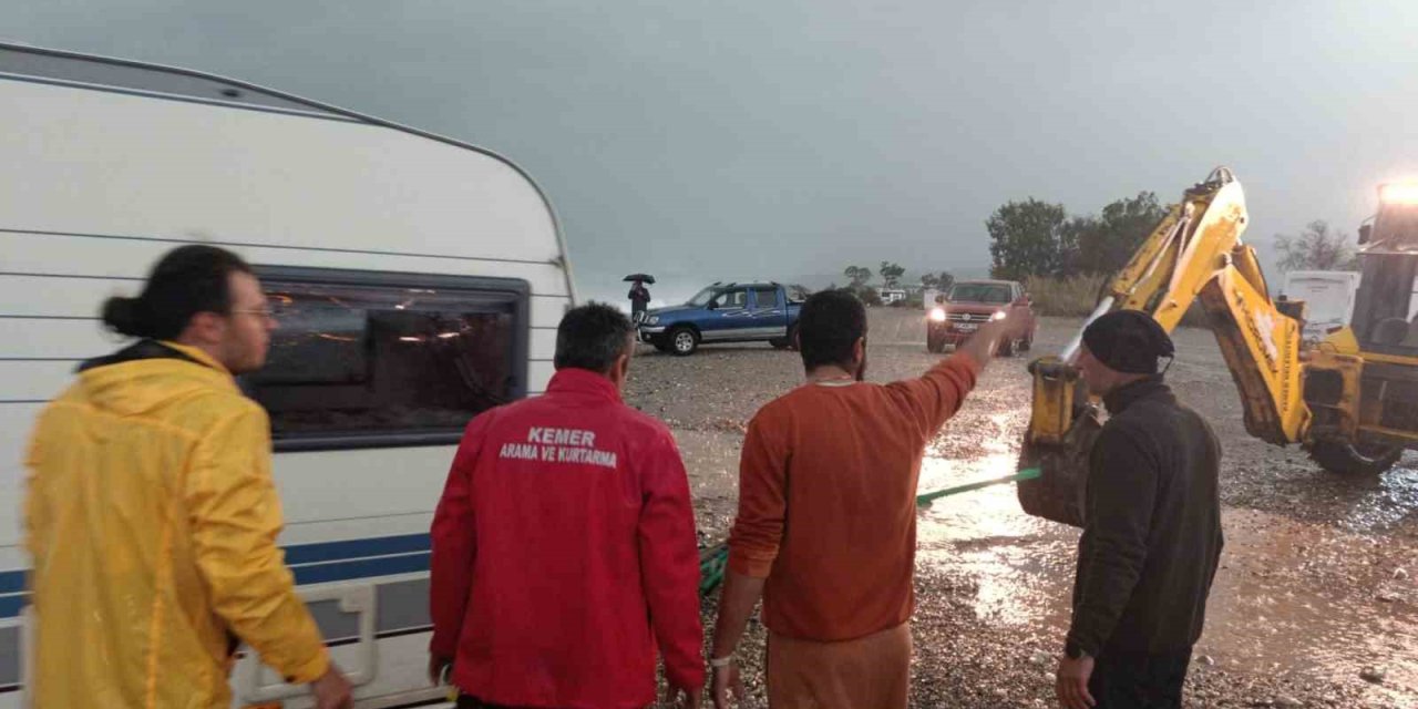 Karavanla Denize Sürüklenen Rus Turistler Kurtarıldı