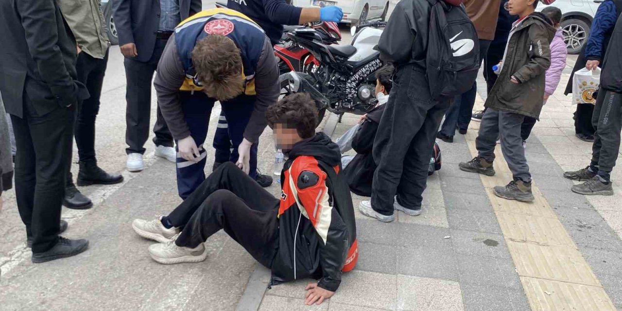 Liseli Öğrencilerin Motosiklet Gezintisi Hastanede Son Buldu: 3 Yaralı
