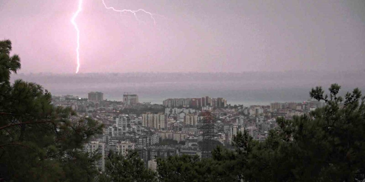 Antalya’da Şiddetli Yağış Etkili Oldu, Şimşekler Görsel Şölen Oluşturdu