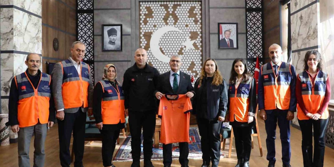 Vali Çelik: "afad Gönüllüleri Toplumun Güçlü Dayanağıdır"