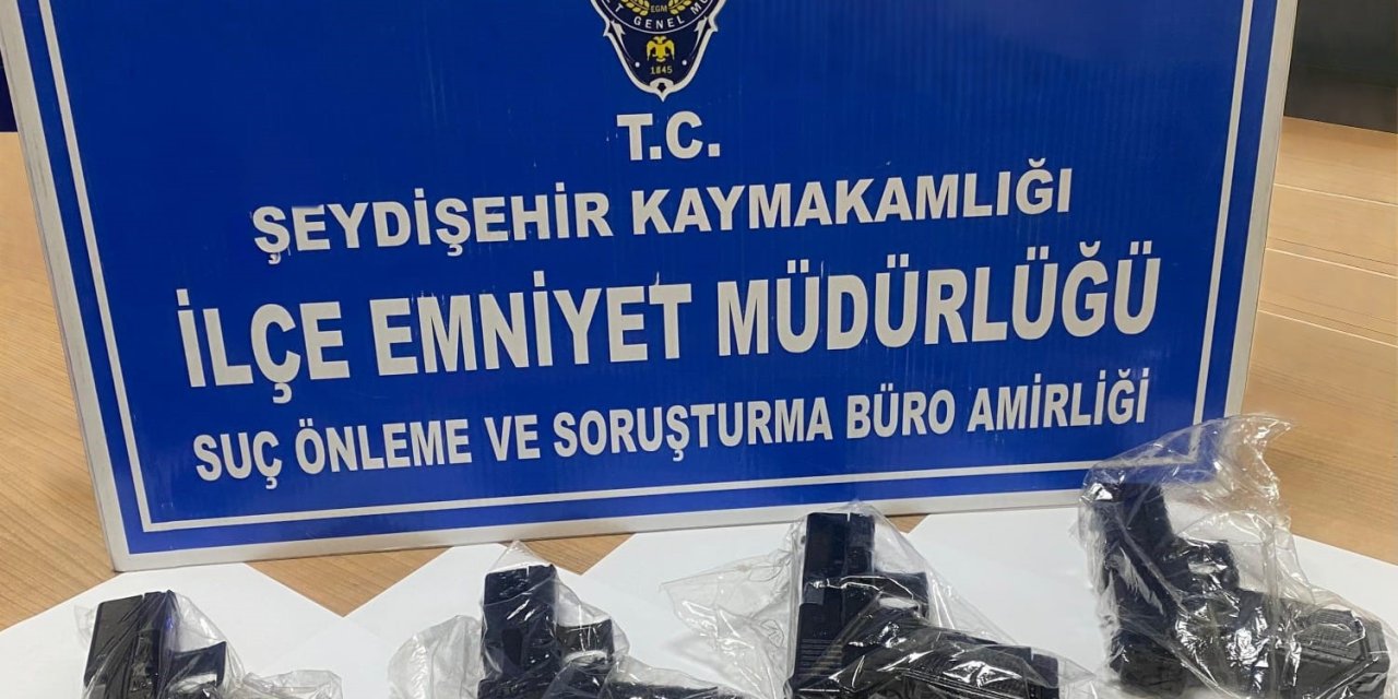Seydişehir’de Polis Şüpheli Araçtan 4 Ruhsatsız Tabanca Ele Geçirdi