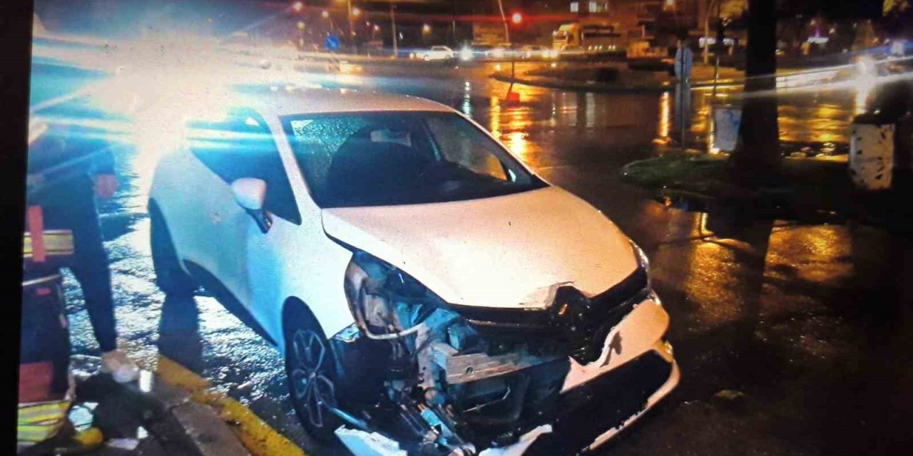 Otomobiller Çarpıştı: 2 Yaralı