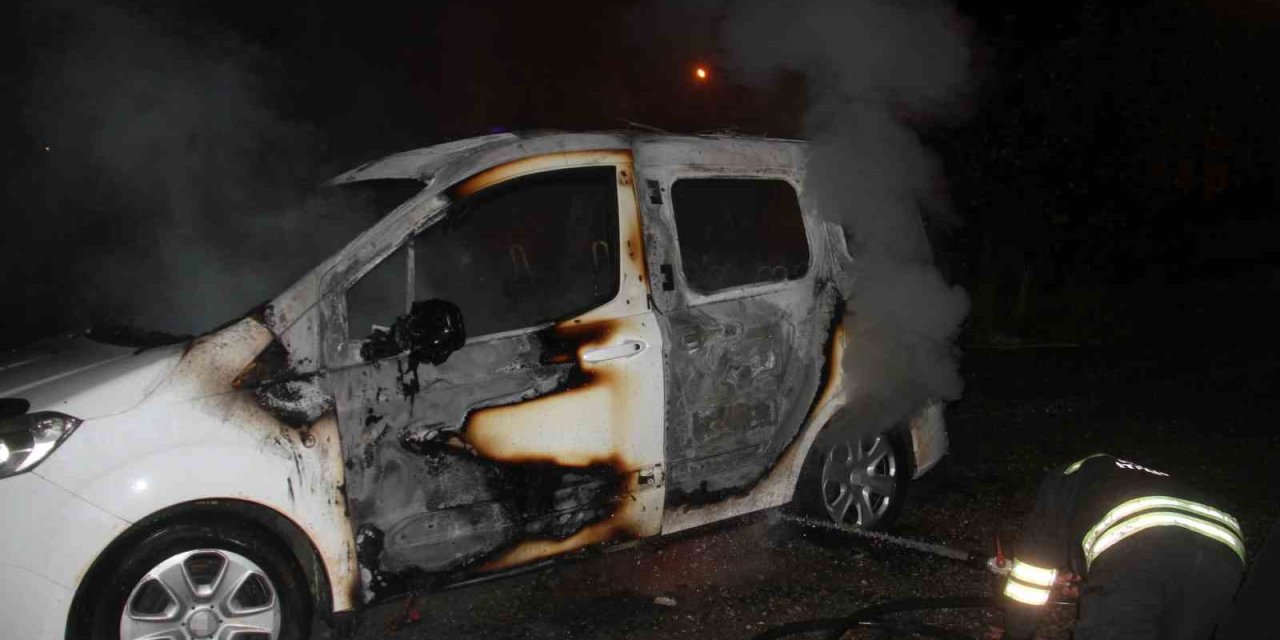 Ailesine Kızıp Aracını Yaktı