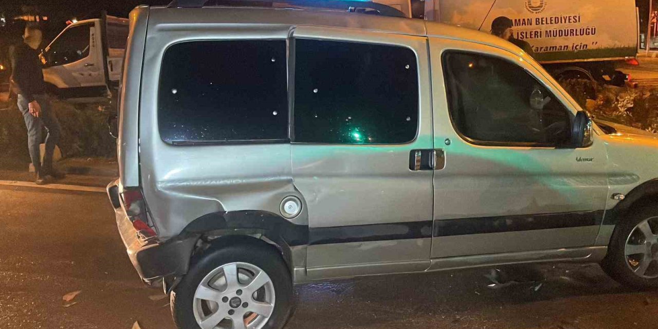 Işıkta Bekleyen Araçlara Çarpan Otomobil Zincirleme Kazaya Neden Oldu: 2 Yaralı