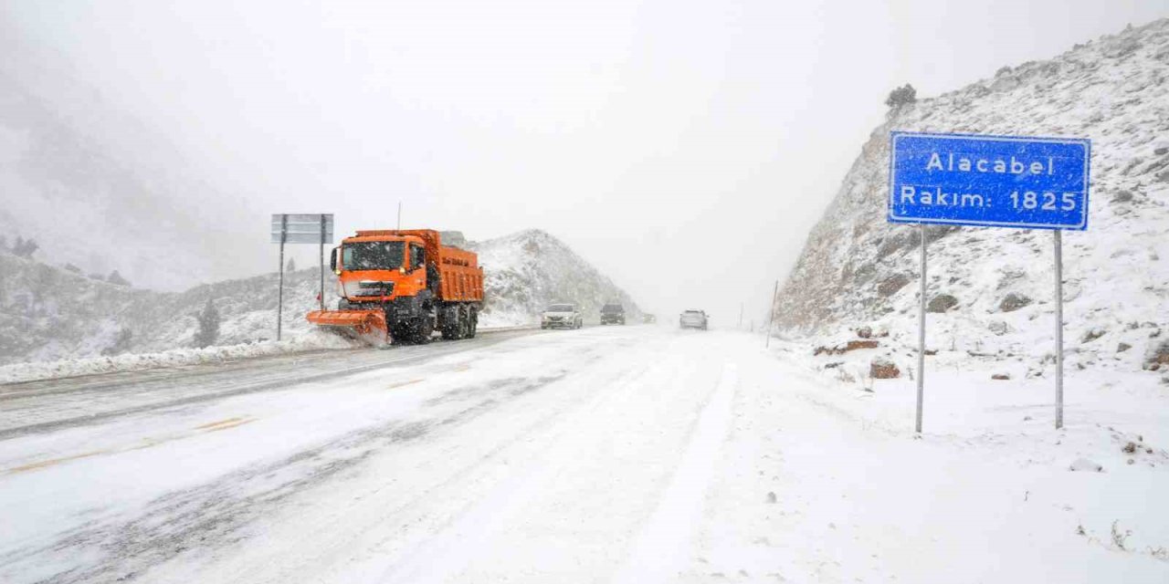 Antalya’ya Kar Yağışı Aralıklarla Devam Ediyor