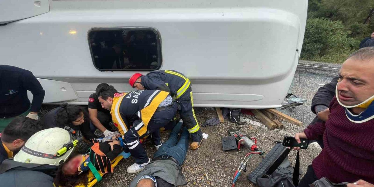 Antalya’da Midibüs Devrildi: 6 Yaralı