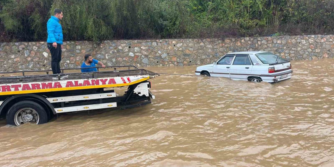 Alanya-antalya Karayolunda Araçlar Mahsur Kaldı