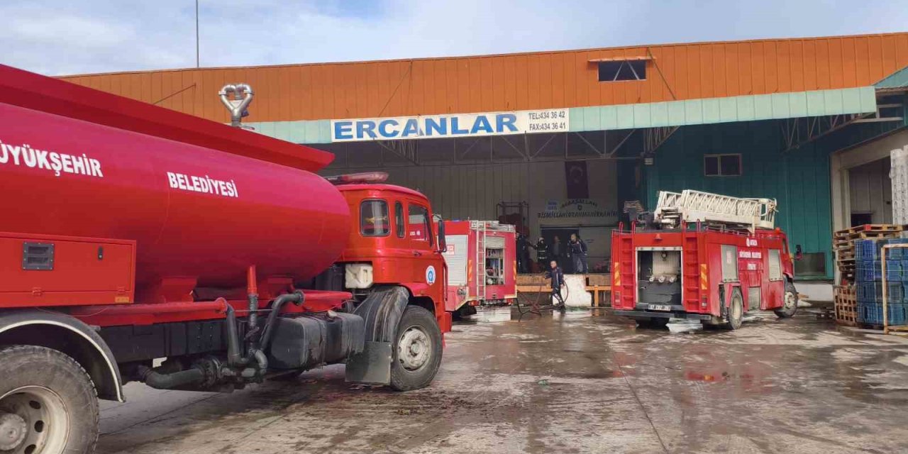 Soğuk Hava  Deposundaki Yangın Paniğe Neden Oldu