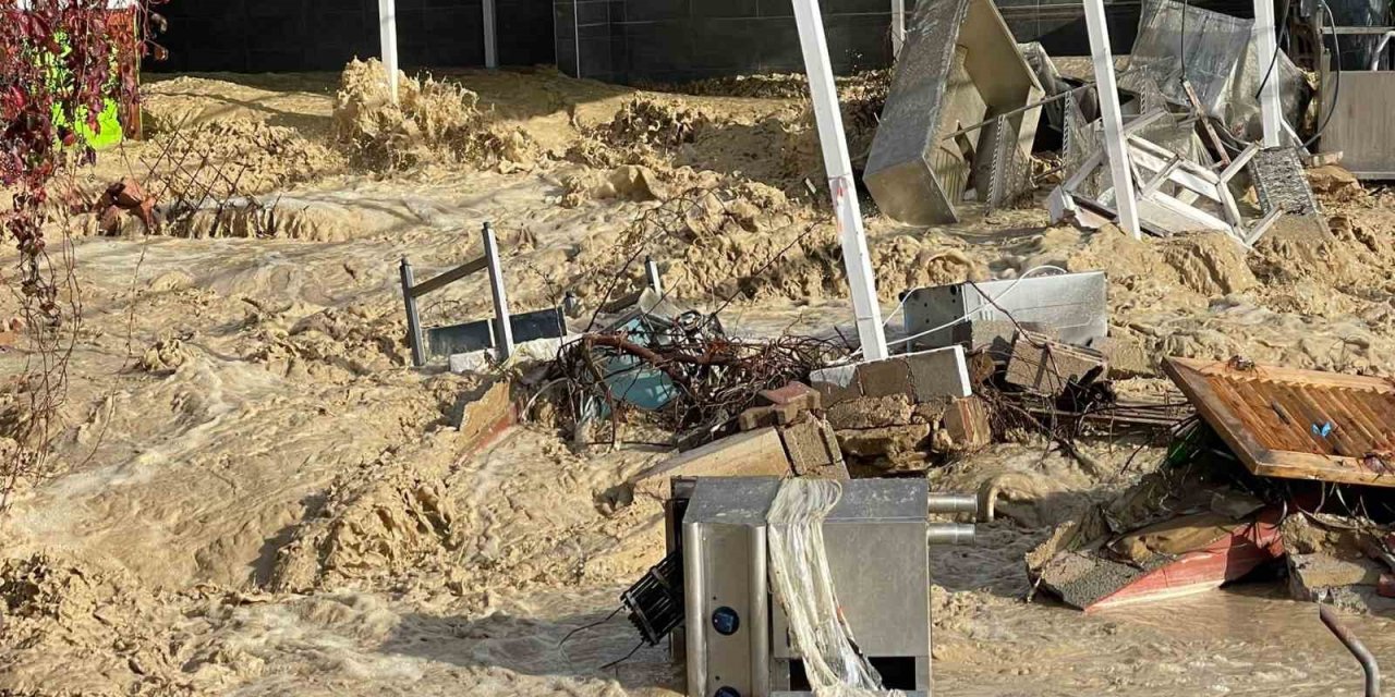 Alanya’da Taşan Dere 5 Yıldızlı Otelin Sahildeki Kafesini Yıktı