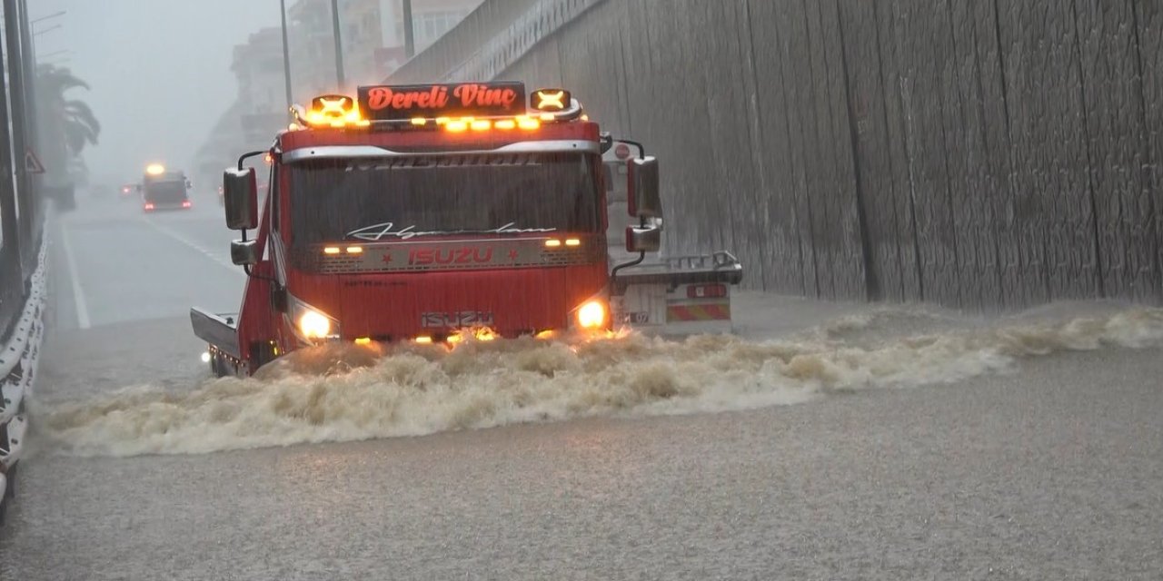 Alanya’da Sağanak Yağış Trafiği Felç Etti