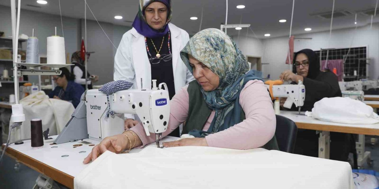 Mersin’de Özel Birey Anneleri Dikiş Kursunda Hem Üretiyor Hem Sosyalleşiyor