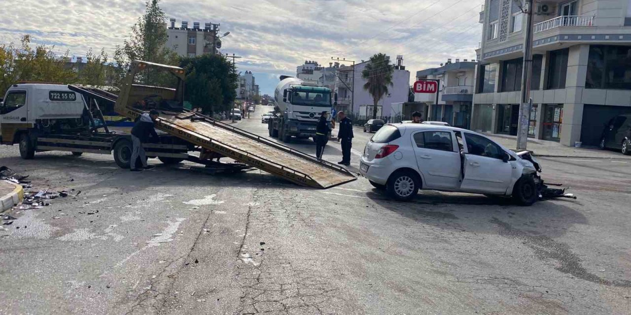 Antalya’da Hafif Ticari Araç İle Otomobil Kavşakta Çarpıştı: 4 Yaralı