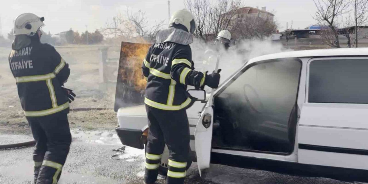 Seyir Halindeki Otomobilin Motor Kısmından Alevler Yükseldi