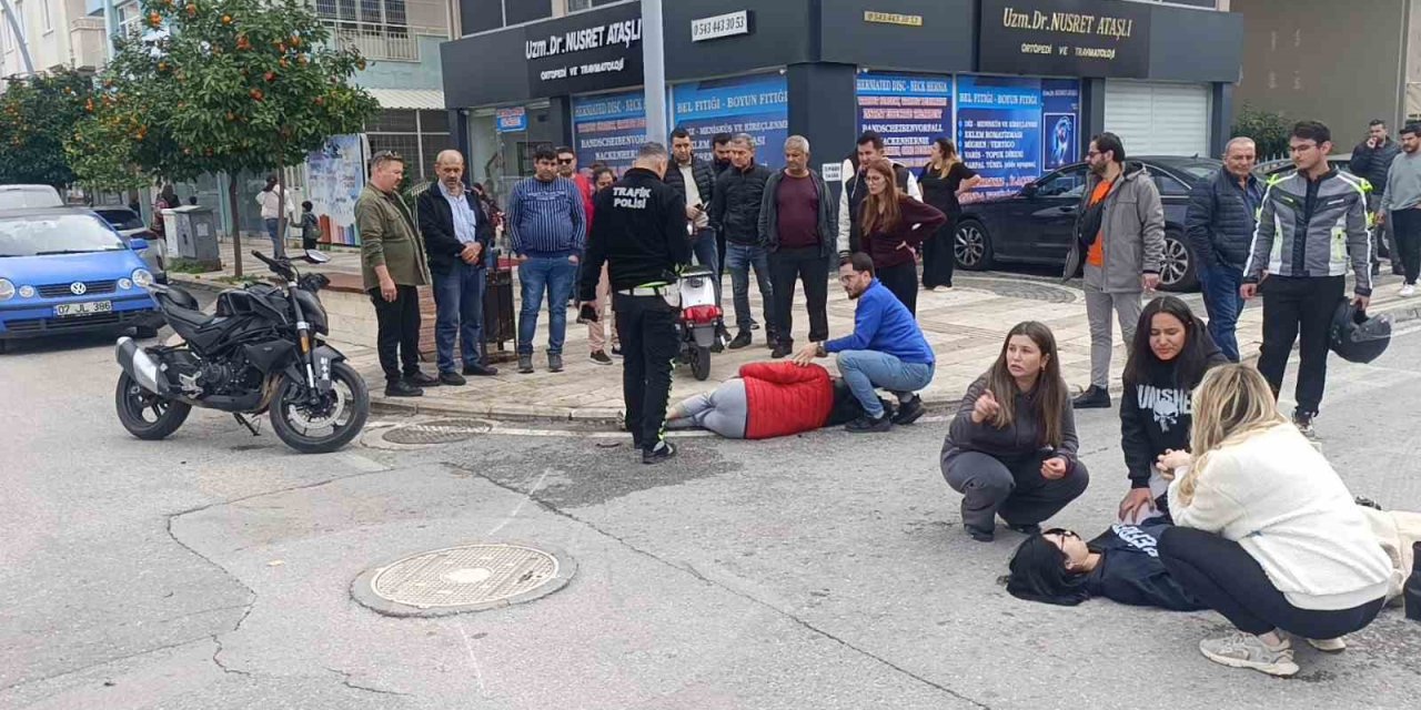Motosikletler Kavşakta Çarpıştı, 2 Kişi Yaralandı: Kaza Anı Kamerada
