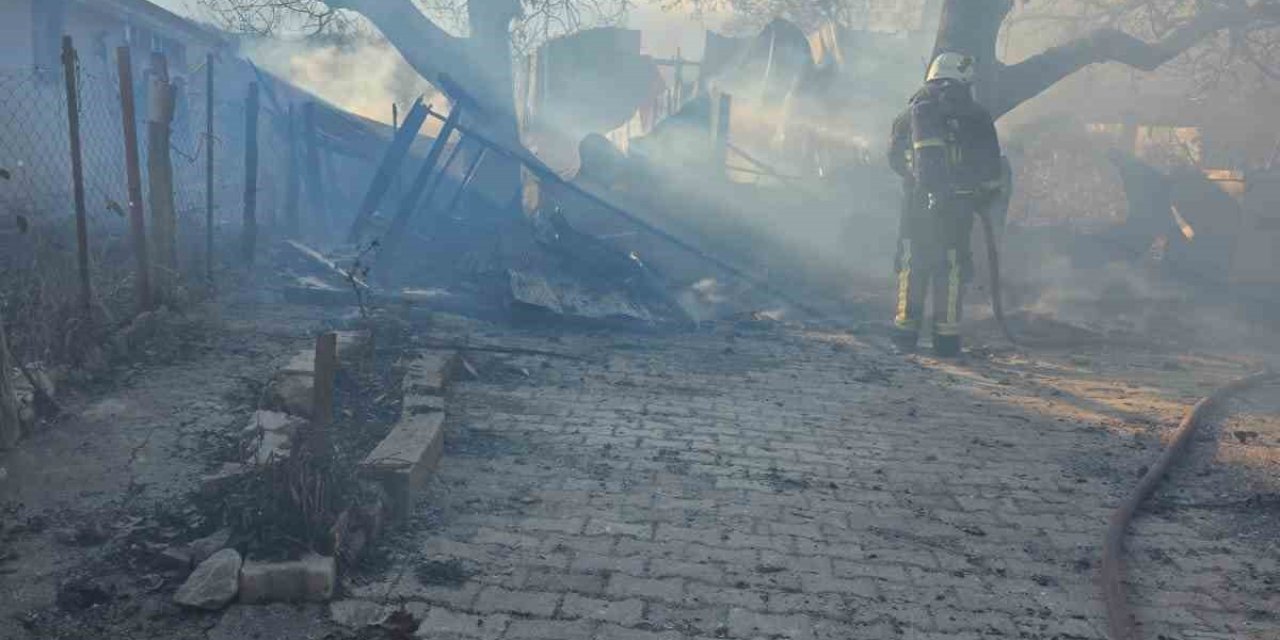 Korkuteli’nde Yanan Ev Kullanılamaz Hale Geldi