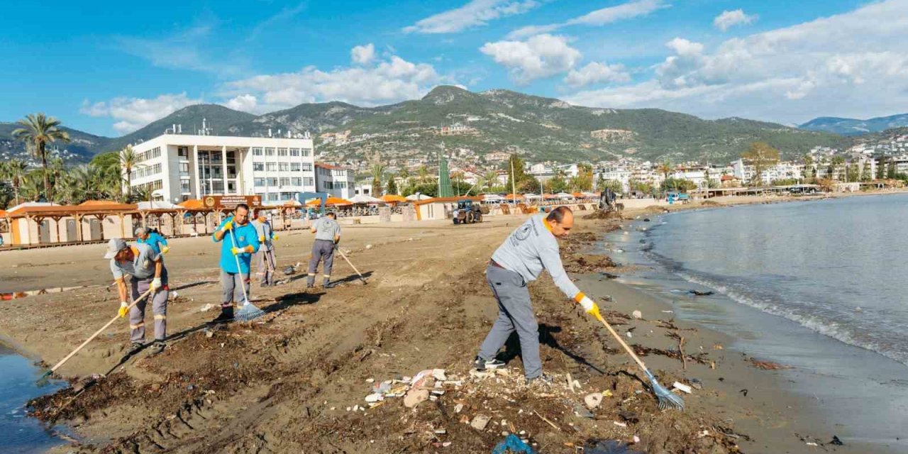 Alanya’da Yağışın İzleri Silinmeye Çalışılıyor