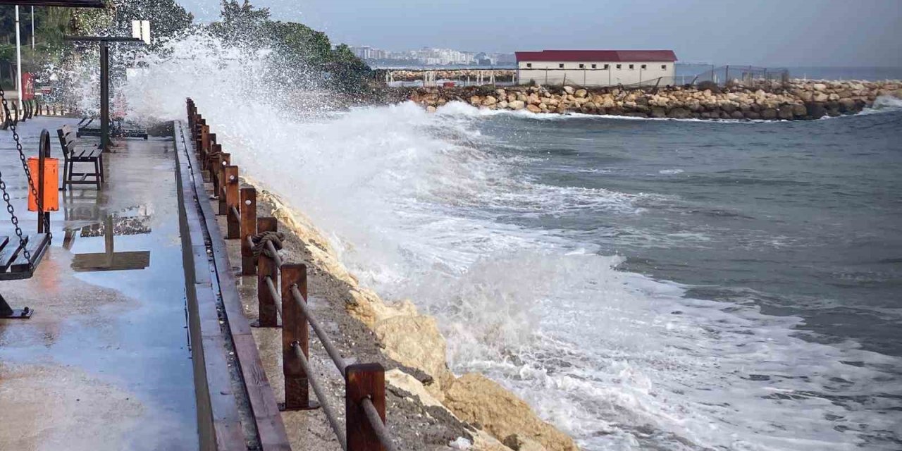 Doğu Akdeniz’de Dev Dalgalar Kıyıları Dövdü