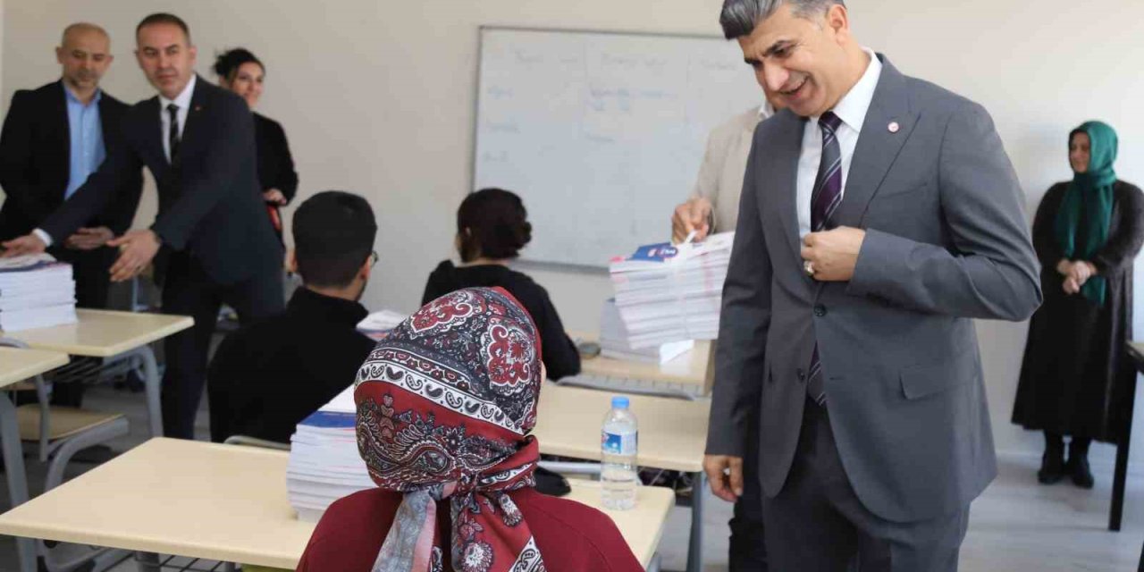 Akdeniz Belediyesinden Gençlere Kaynak Kitap Desteği