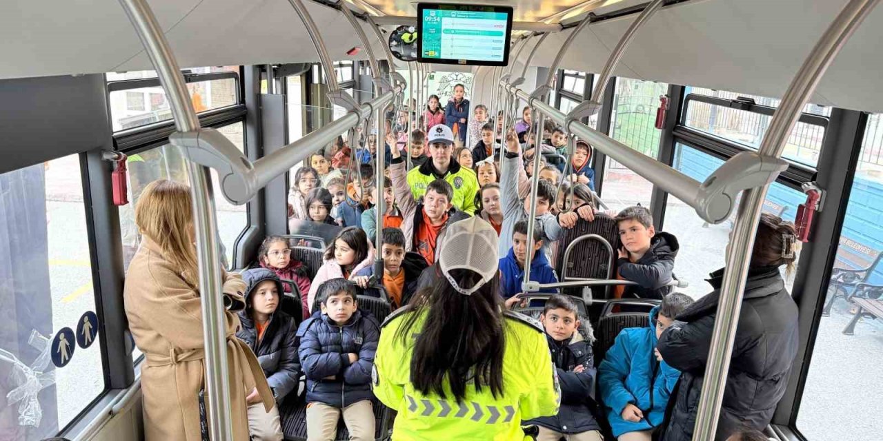 Konya Büyükşehir’in Nezaket Otobüsü Öğrencilere Trafik Kültürünü Aşılıyor