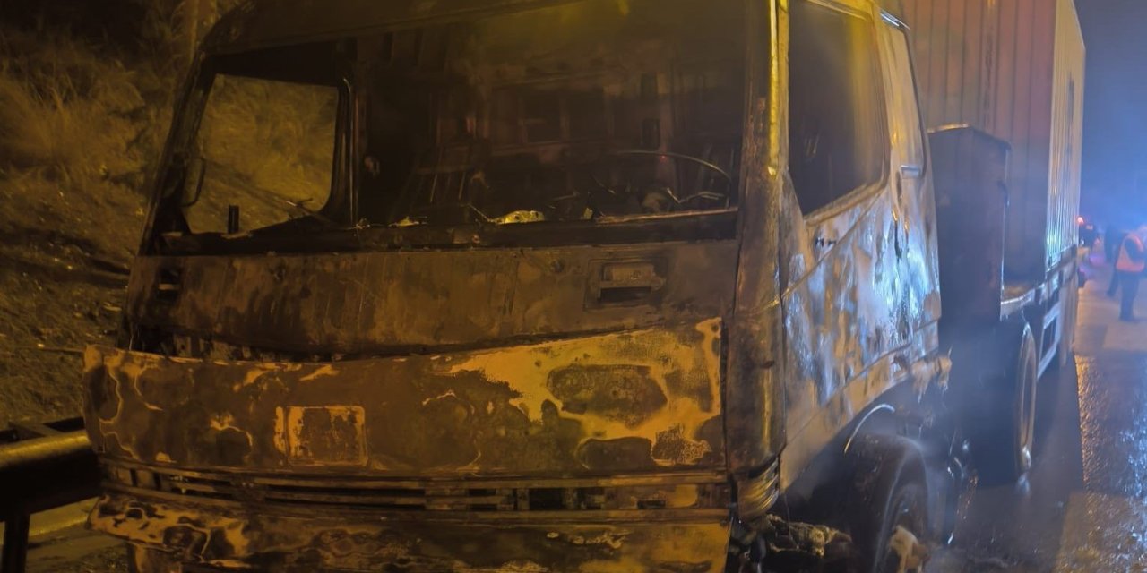 Mersin’de Tır Yanarak Kullanılamaz Hale Geldi