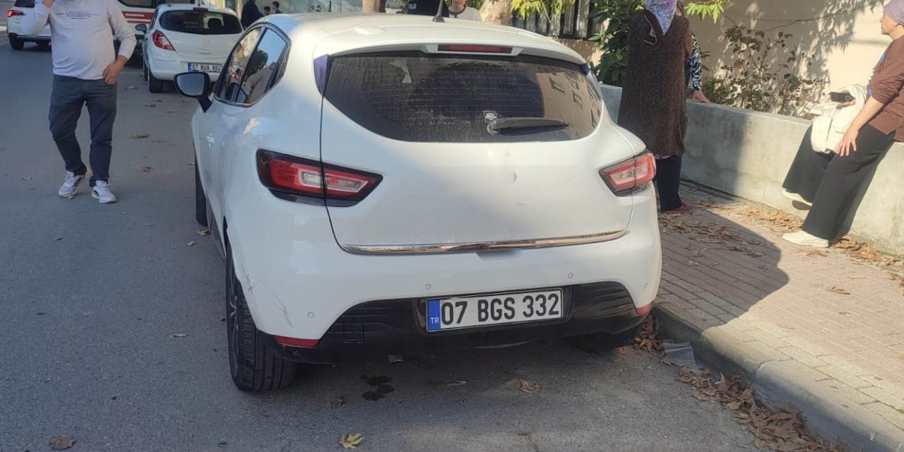 Antalya’da Park Halindeki Otomobile Çarpan Motosikletli Yaralandı