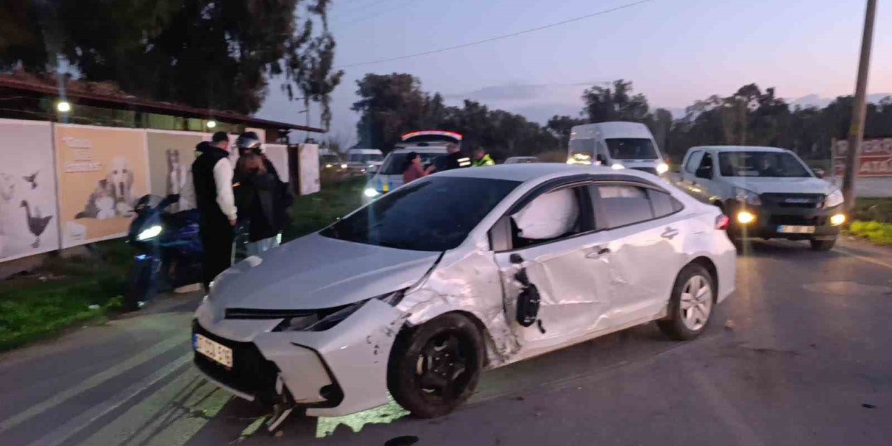 Otomobil Aydınlatma Direğine Çarptı: 1 Yaralı