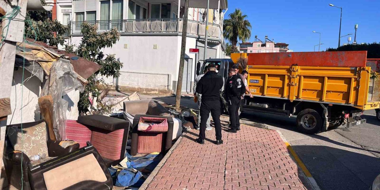 Kepezde Müstakil Ev Çevresindeki 2 Kamyon Çöp Atık Malzeme Toplandı