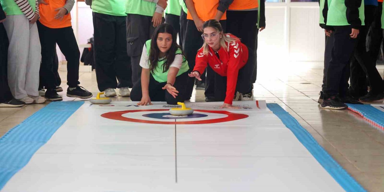 Antalya’da Kız Çocukları Floor Curling İle Tanıştı