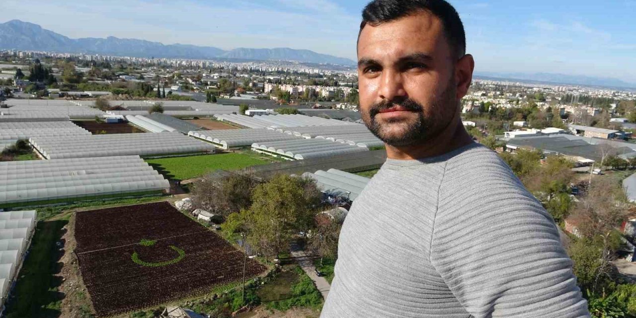 Antalya’da Çiftçiler 1,5 Dönümlük Tarlaya 13 Bin Marulla Türk Bayrağı Deseni Oluşturdu