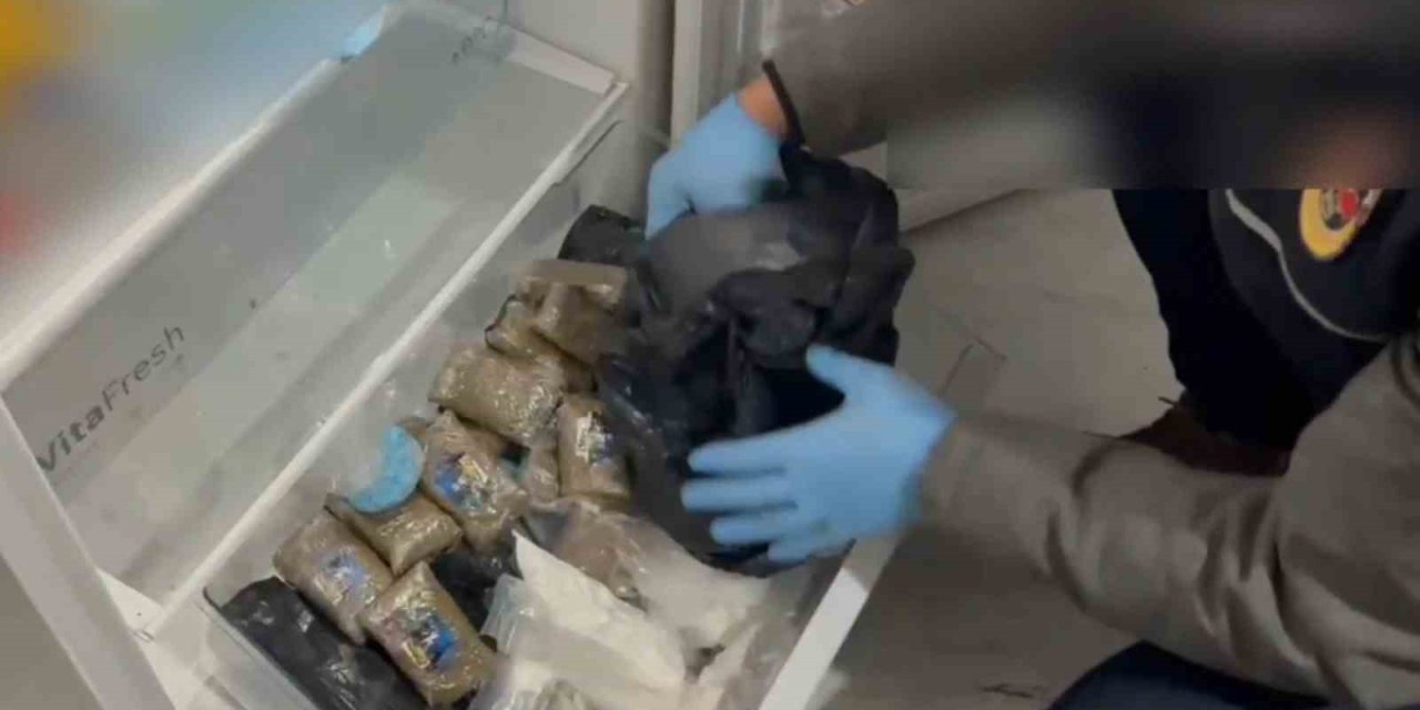 Buzdolabından Esrar Ve Kokain Gardıroptan Tabanca Ve Para Çıktı