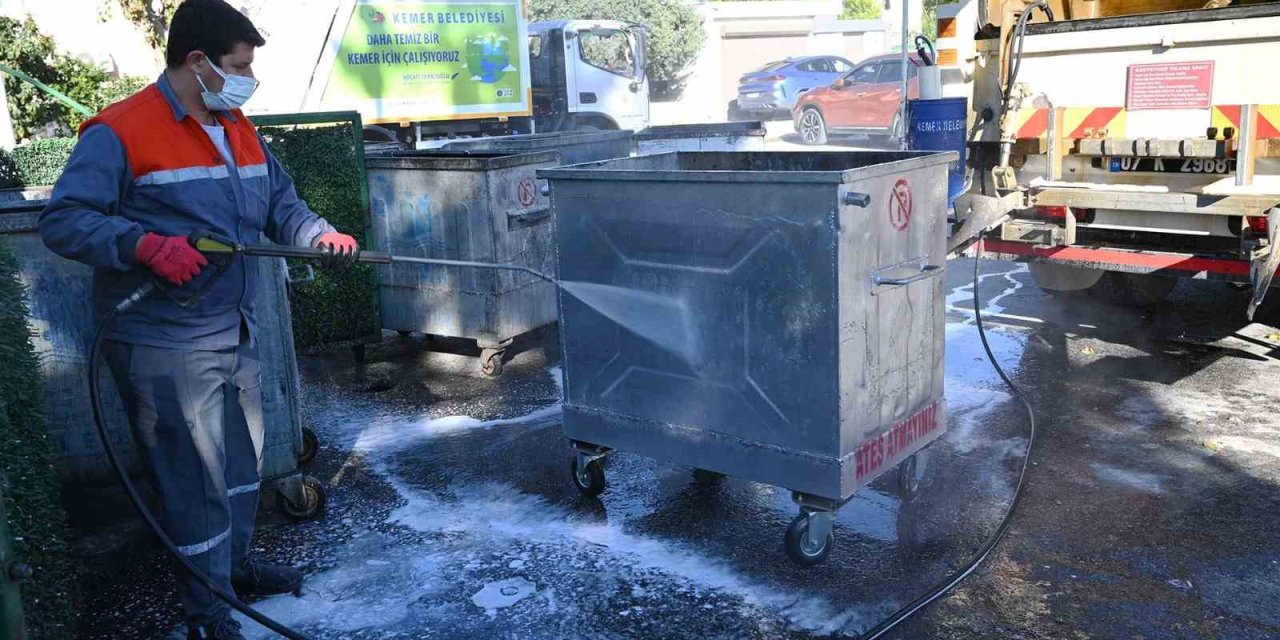 Kemer’de Çöp Konteynerleri Dezenfekte Ediliyor