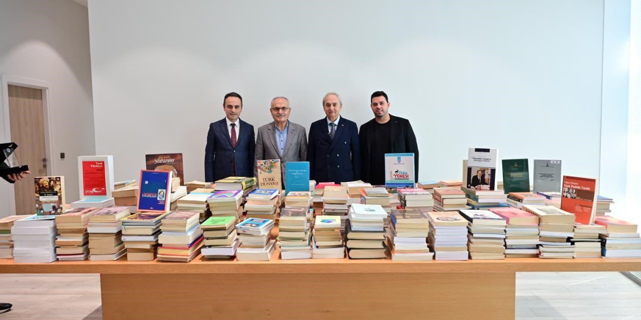 Prof. Dr. Fahrettin Tızlak’tan Antalya Kütüphanesi’ne 2000 Kitaplık Değerli Bağış