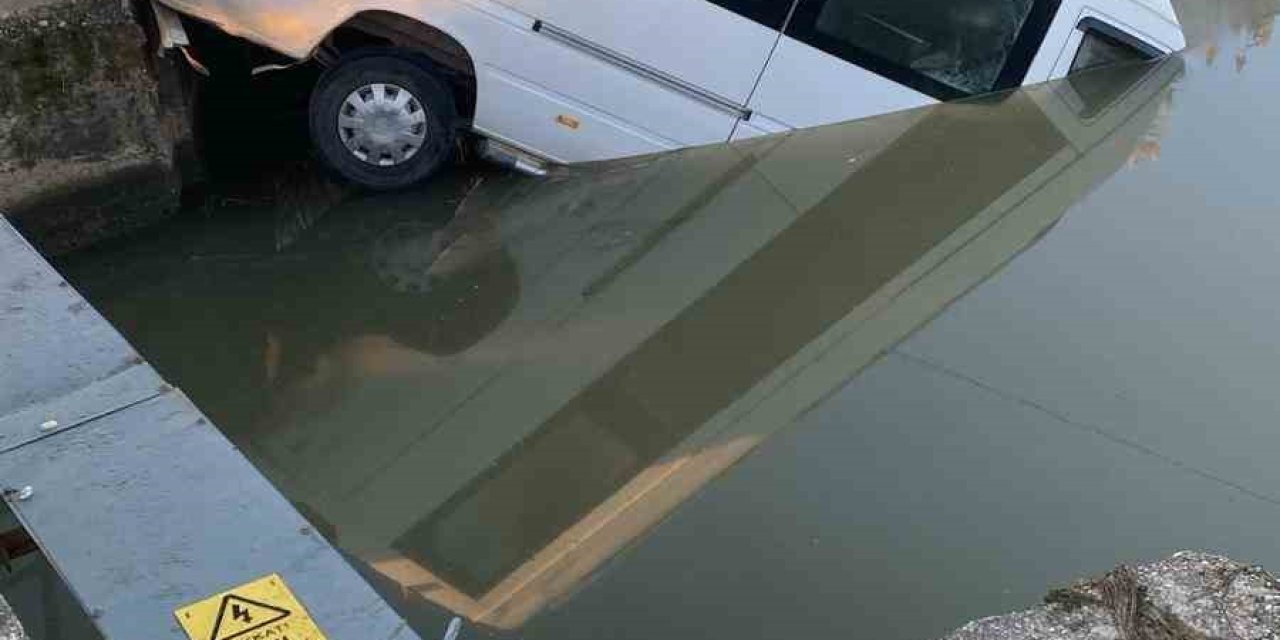 Antalya’da Minibüs Sulama Kanalına Uçtu