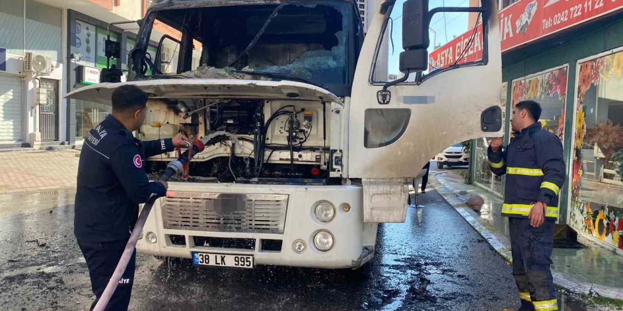 Park Halindeyken Alev Alan Kamyon Kullanılamaz Hale Geldi