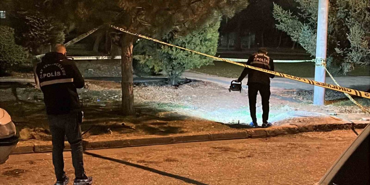 Husumetli İki Grup Arasında Çıkan Kavga Kanlı Bitti: 2 Yaralı